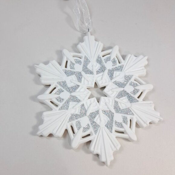 Hallmark 2017 Snowflake Ornament Porcelain white & box Ruth Donikowski Christmas - Picture 4 of 9